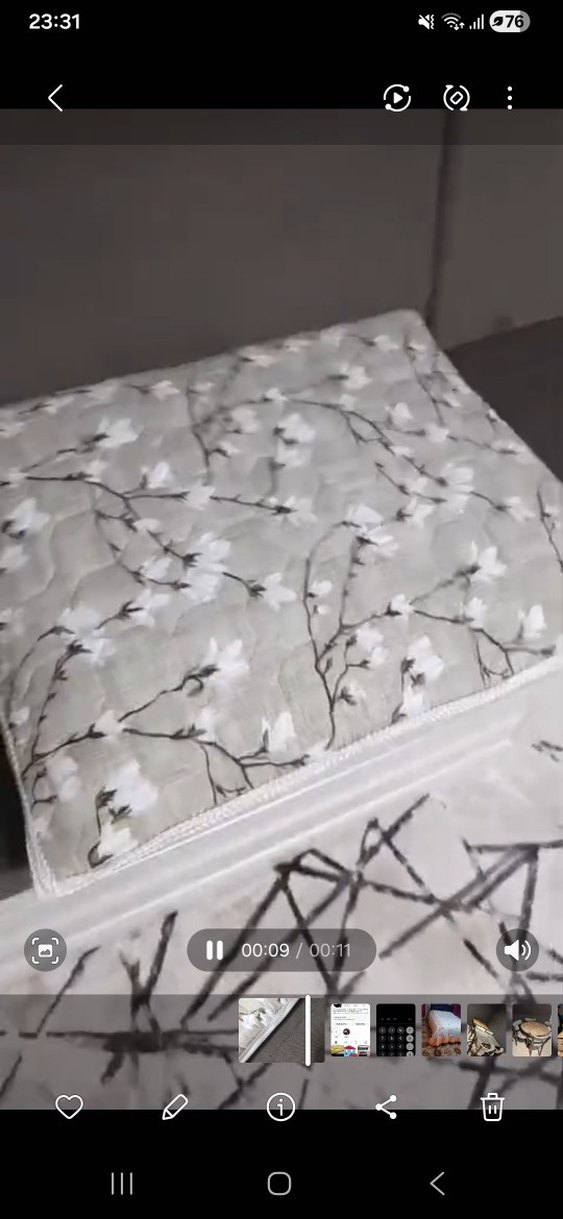 Gri Çiçek Desenli kapitoneden yatak ortusu - Görsel 2