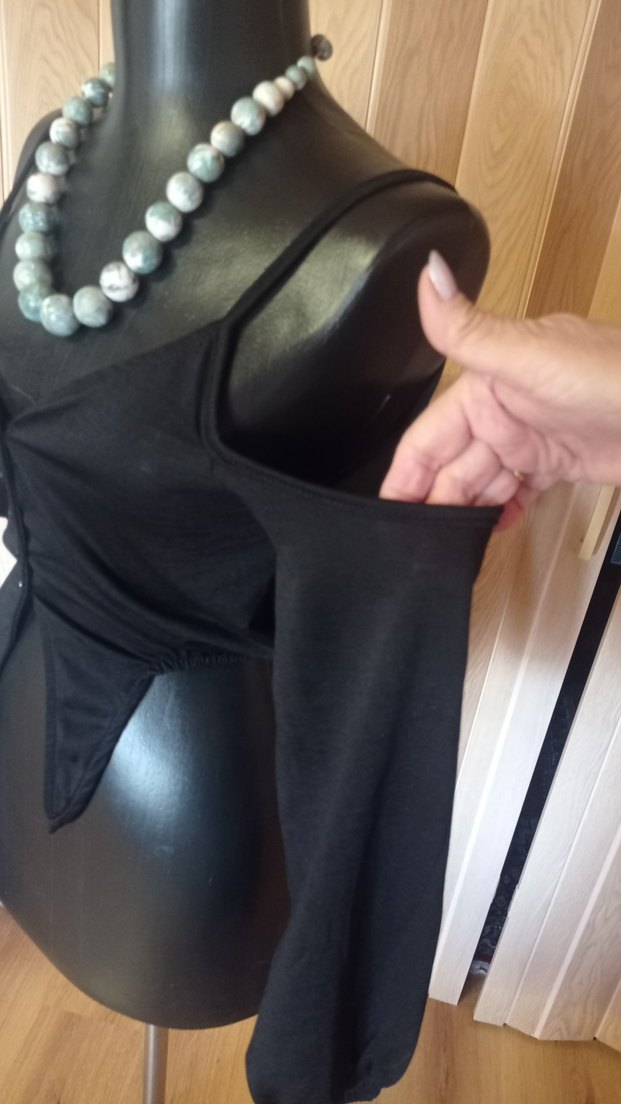 V Yaka Siyah Strappy Avant-Garde Bluz - Görsel 2