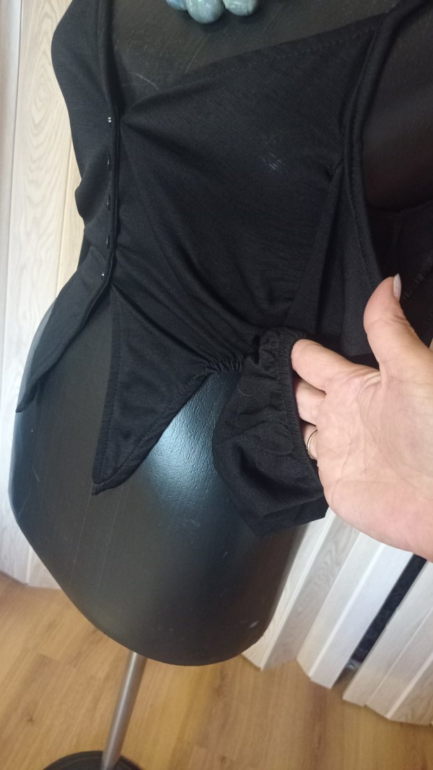 V Yaka Siyah Strappy Avant-Garde Bluz - Görsel 3