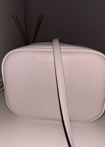  Beden Calvin Klein Beyaz Çapraz Çanta