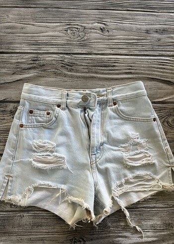 Yırtık denim şort