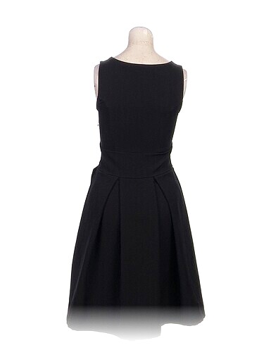 m Beden PreLoved Kısa Elbise %70 İndirimli.