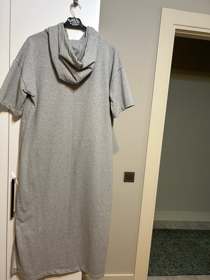 Gri Kadın Kapüşonlu Uzun Elbise - Görsel 3