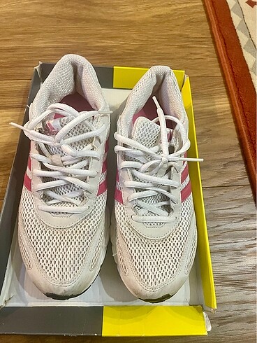 Adidas spor ayakkabısı