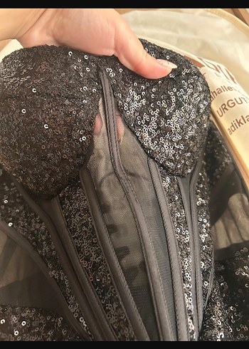 Parlak Siyah Uzun V Yaka Abiye Elbise - Görsel 4