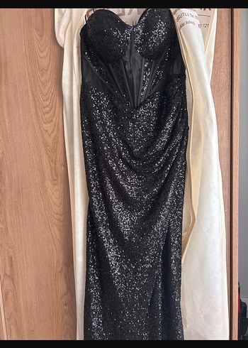 Parlak Siyah Uzun V Yaka Abiye Elbise - Görsel 2