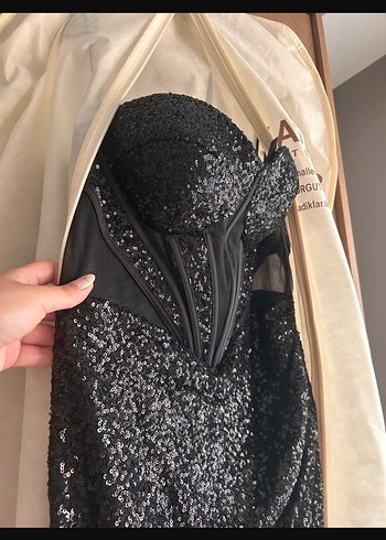 Parlak Siyah Uzun V Yaka Abiye Elbise - Görsel 3