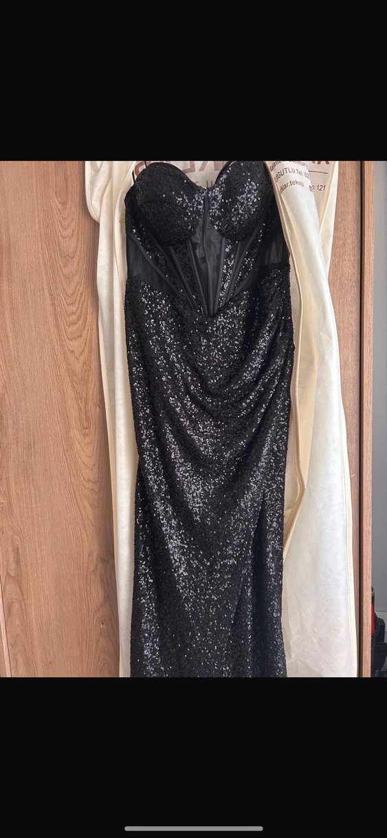 Parlak Siyah Uzun V Yaka Abiye Elbise - Görsel 2