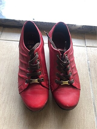 Kırmızı ayakkabı