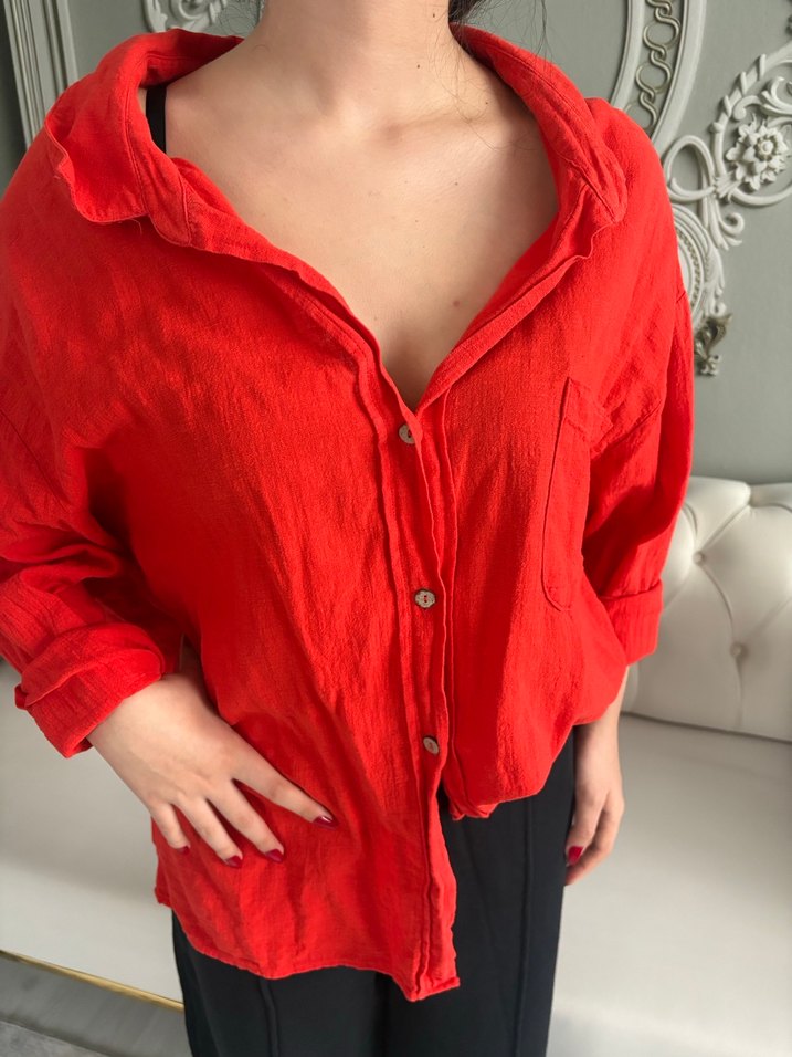 Kırmızı Düğmeli Keten Kadın Gömlek - Görsel 2