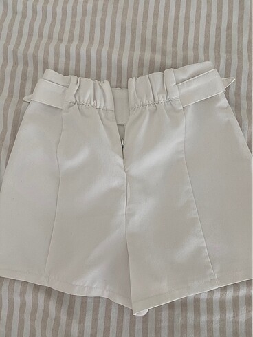 xs Beden beyaz Renk Bershka sort etek
