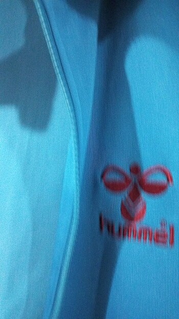 Hummel Unisex fermuarli mevsimlik bir ürün 