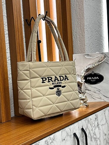 Prada Kol çantası