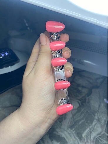 Pembe takma tırnak