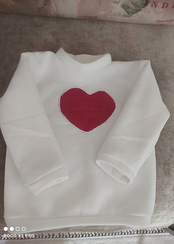 Kız Çocuk Beyaz Sweatshirt Kırmızı Kalp Desenli - Görsel 2