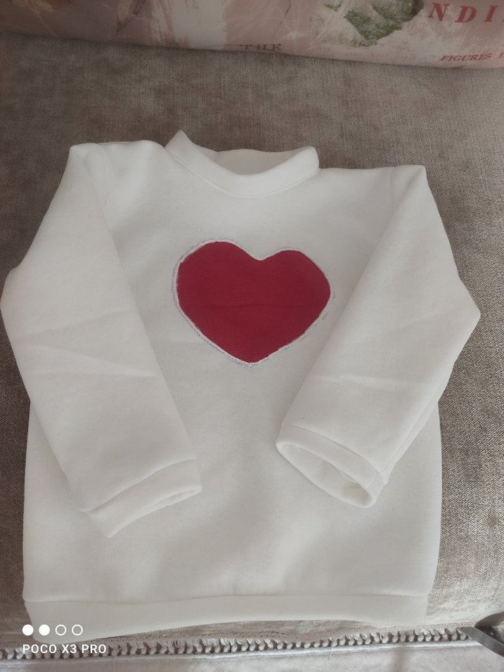 Kız Çocuk Beyaz Sweatshirt Kırmızı Kalp Desenli - Görsel 2