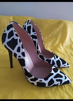 Stiletto zebra desenli siyah beyaz ayakkabı.