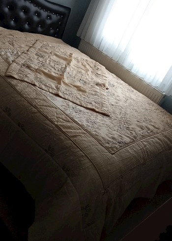 İşlemeli Parlak Beyaz Yatak Örtüsü - Görsel 2