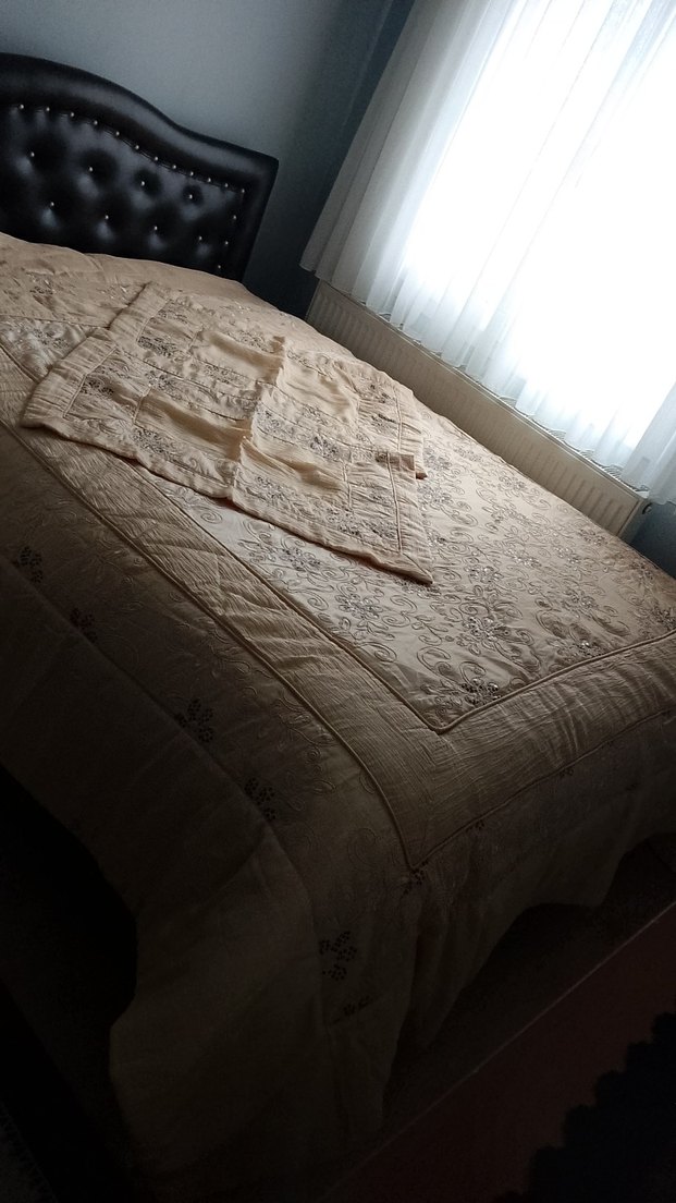 İşlemeli Parlak Beyaz Yatak Örtüsü - Görsel 2