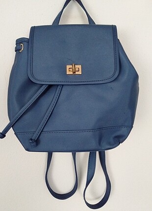 Parlak mavi sırt çantası