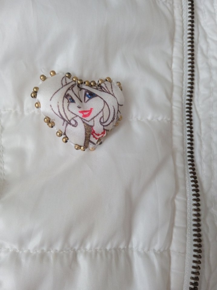 Kız Çocuk Beyaz Kürklü Nakışlı Yelek - Görsel 3