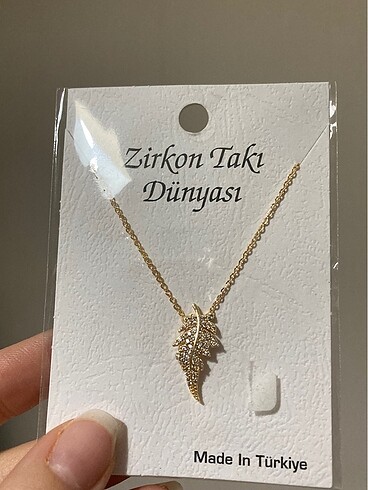 Zirkon Taşlı Altın Yaprak Kolye