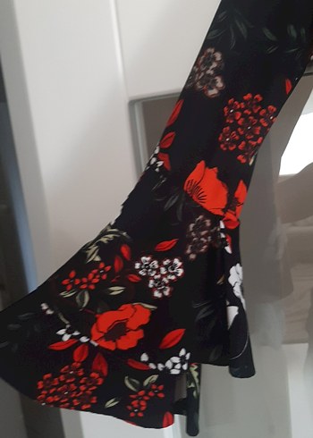 Diğer Siyah uzerine Kırmızı Çiçekli Bohem Kadın Bluz