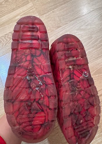 Kızıl Siyah Örümcek Desenli Bağcıklı Yağmur Çizmesi - Görsel 3