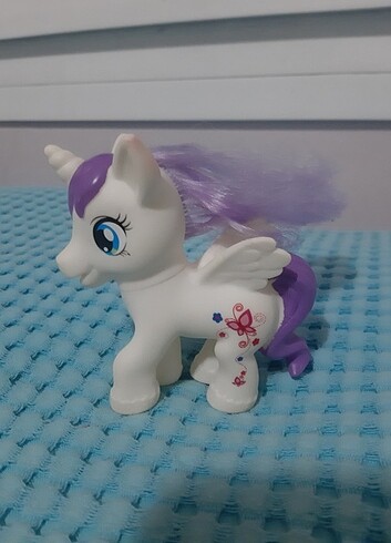 Kanatlı saçlı pony