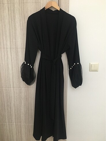 Armine İncili siyah abaya ferace