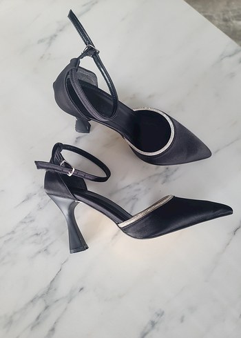 35 Beden Klasik Saten Siyah Stiletto