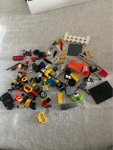 Lego parçaları ve figürler