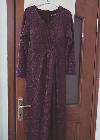 44 Beden yırtmaclı bordo elbiise