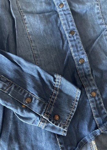 Düğmeli ve Taş Detaylı Kadın Denim Gömlek - Görsel 3