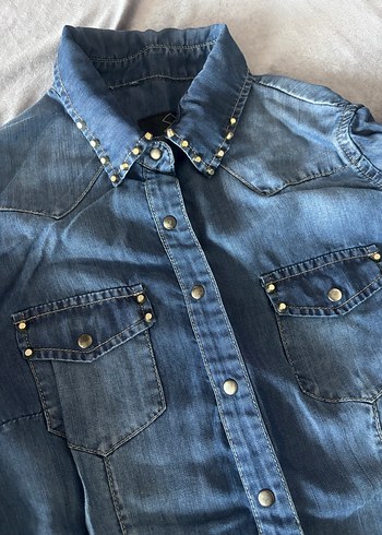 Düğmeli ve Taş Detaylı Kadın Denim Gömlek - Görsel 2