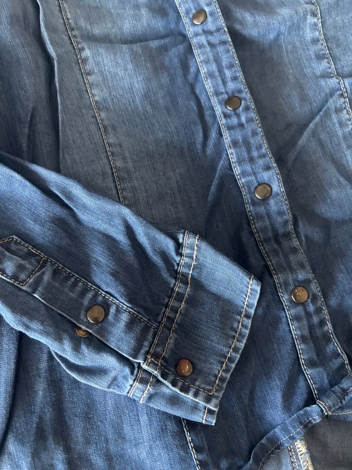 Düğmeli ve Taş Detaylı Kadın Denim Gömlek - Görsel 3