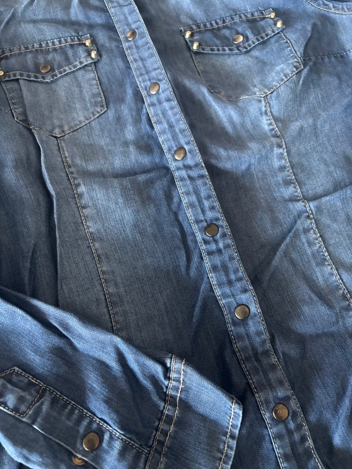 Düğmeli ve Taş Detaylı Kadın Denim Gömlek - Görsel 4