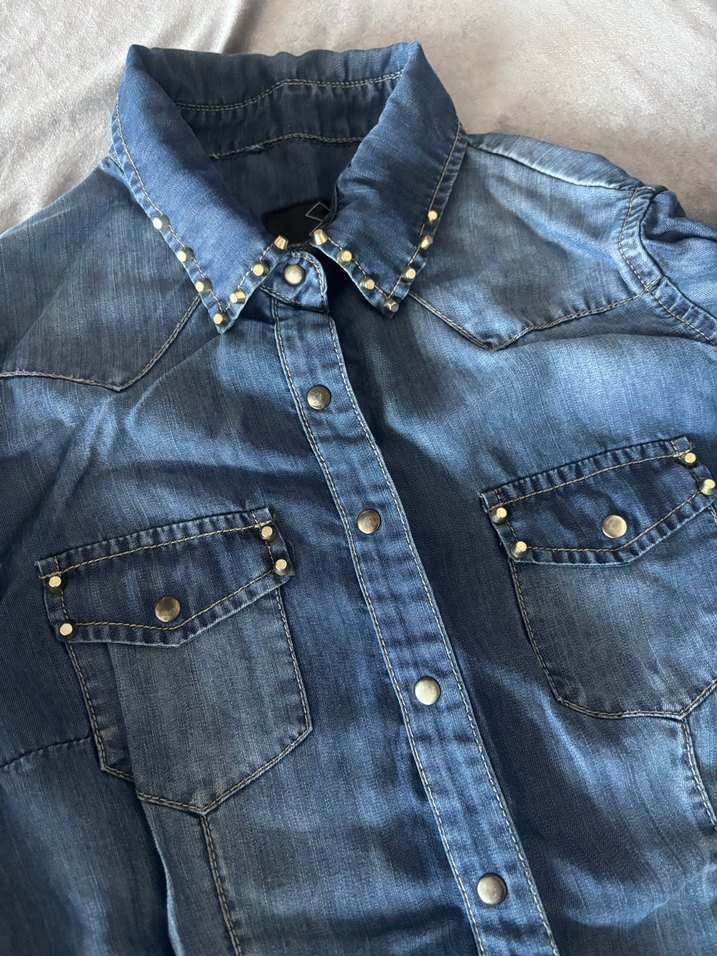 Düğmeli ve Taş Detaylı Kadın Denim Gömlek - Görsel 2