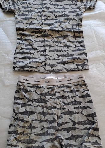 GAP alt üst takım köpek balığı desenli pijama
