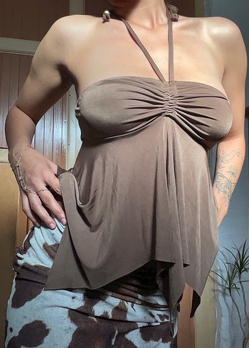halter yaka, straplez görünümlü, drapeli bir üst (top)