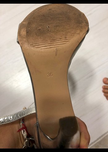 Gri İşlemeli Metal Tokalı İnce Topuklu Kadın Ayakkabı - Görsel 5