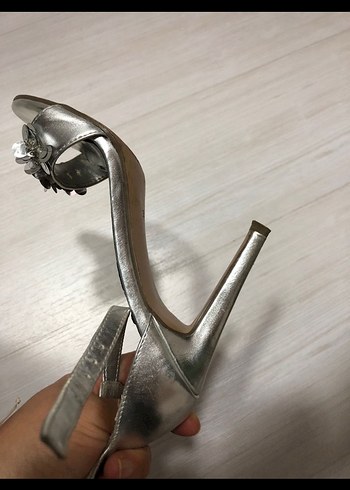 Gri İşlemeli Metal Tokalı İnce Topuklu Kadın Ayakkabı - Görsel 4