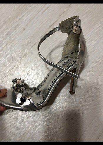 Gri İşlemeli Metal Tokalı İnce Topuklu Kadın Ayakkabı - Görsel 2