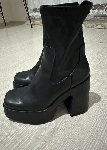 35 Beden Pull and Bear Siyah Deri Platform Topuklu Bot
