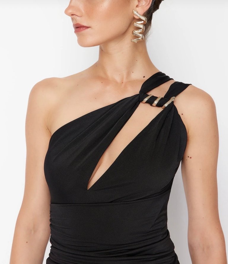 Zeynep Tosun Siyah Pencere Detaylı Yılan Aksesuarlı Body - Görsel 2