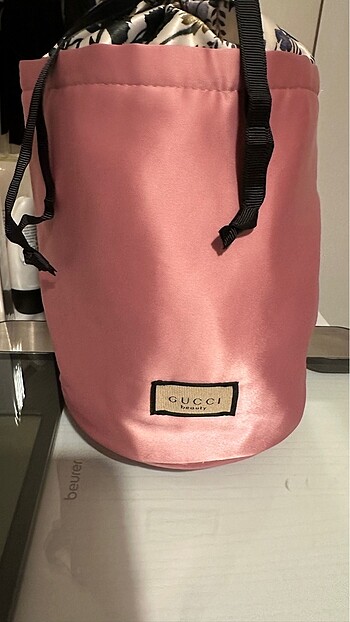Gucci içi çiçekli bağcıklı saten makyaj kesesi