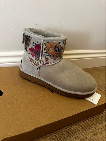UGG Floral Bot