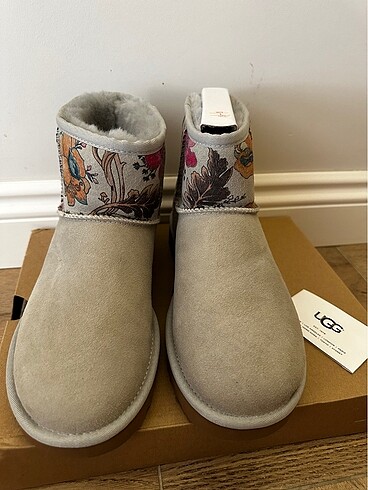 Ugg UGG Floral Bot