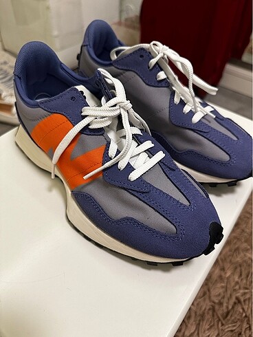 New Balance 327