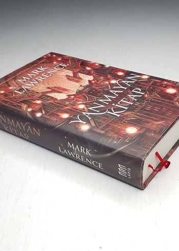  Beden Yanmayan Kitap / Kütüphane Üçlemesi 1 (Ciltli) LAPİS YAYINCILIK